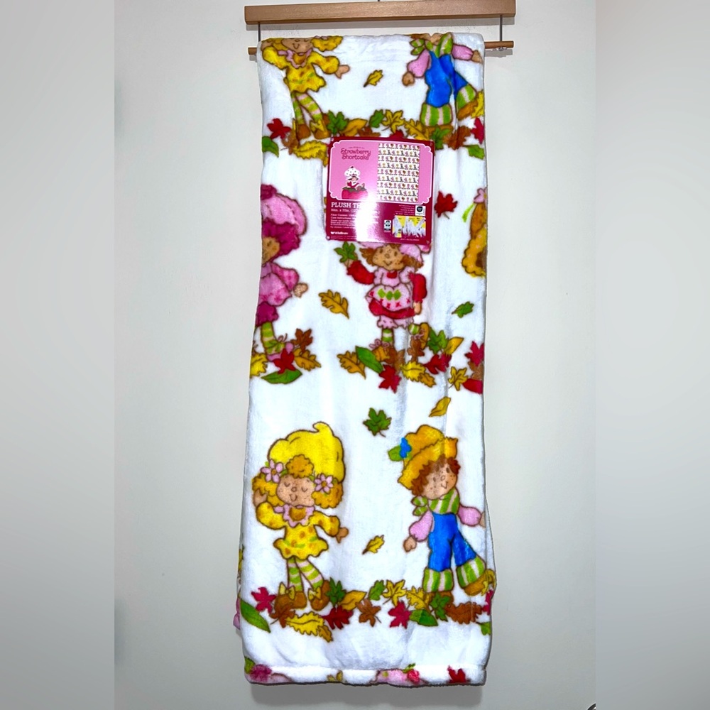 STRAWBERRY SHORTCAKE Fall Autumn Leaves Plush Throw Blanket 50x70 NWT Jay Franco